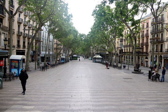 An empty La Rambla in the center of Barcelona on Sant Jordi 2020 (by Pau Cortina)